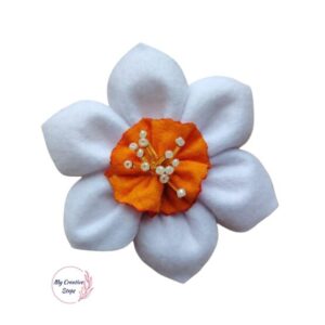 Broșă handmade narcisă mică din fetru alb