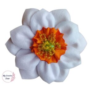 Broșă handmade narcisă dublă din fetru alb