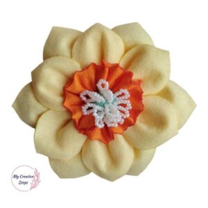 Broșă handmade narcisă dublă din fetru galben pal