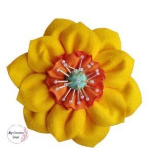 Broșă handmade narcisă dublă din fetru galben